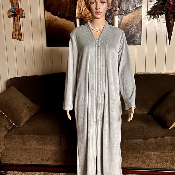 Adonna Sleepwear • Gray • Plush • Robe • Size Medium - Picture 15 of 16